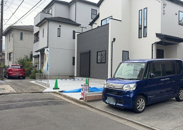 【前面道路含む現地写真_2】お持ちの車種によっては前面道路が広い方が便利でしょう。しかし、前面道路が広ければその分交通量が多くなるため、騒音などが気になる場合があります。実際に現地を見学し、周辺交通量や騒音などを確認しましょう!