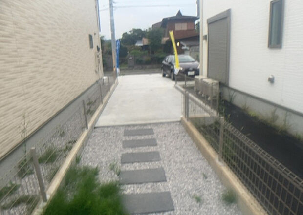 【駐車場】駐車場と明記されていても、最小スペースでつくられた駐車場だと大型車は駐車できなかったり、出入りしにくくなったりする可能性があります。お車のサイズと購入したい物件の駐車場のサイズを現地で確認しましょう。