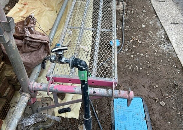 【その他設備】敷地内には、散水栓や立水栓があります。水道水を直接利用できるため、水を運ぶ手間を省くことが出来ます。大量の水を必要とする洗車作業や清掃などに役立ちます。その他設備とあわせて、現地でご確認ください。