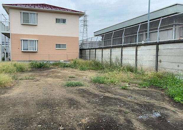 【外観_3】現地に行くなら、物件の周囲の地形がどうなっているかを見ることも大切です。周辺より低くなっている土地では、大雨などで水が集まりやすいため、地盤が弱くなっているということも考えられるため、注意が必要です。