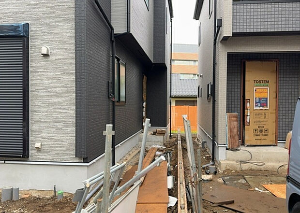 【玄関_2】玄関は、狭すぎると複数人で使いにくく、広すぎても無駄な空間になりがちです。最低2畳を目安にして、家の広さとの兼ね合いや家族の人数を考慮して決めるとよいでしょう。現地を見学して快適な玄関を選びましょう!