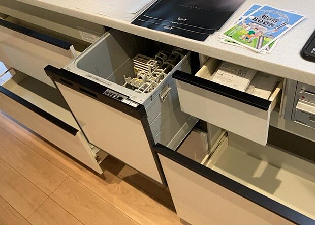 【キッチン床下収納】キッチン床下収納は、調理器具や食器などをスッキリと収納できる便利なスペースです。収納量が多いもの、引き出しがスムーズに開閉するものなど、使い勝手の良いものを選ぶことが大切です。また、湿気がこもりやすい場所なので、通気性の良いものを選ぶこともおすすめです。
