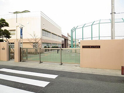 横山中学校 650m(徒歩9分)
