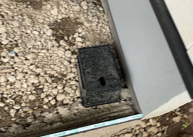 【その他設備】敷地内には、散水栓や立水栓があります。水道水を直接利用できるため、水を運ぶ手間を省くことが出来ます。大量の水を必要とする洗車作業や清掃などに役立ちます。その他設備とあわせて、現地でご確認ください。