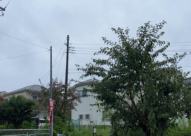 【物件からの展望_2】眺望を気にして物件を探す場合、前面に建物が建っていないか現地で確認しましょう！前面に建物があると景色はもちろん、日当たりや風通しにも影響が出てきます。住んだ時のことを想像しながら現地見学をしましょう。