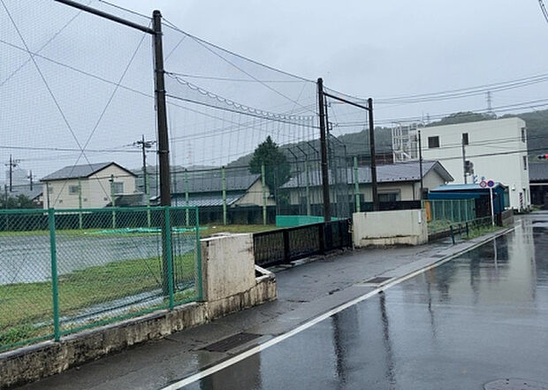 【物件からの展望_2】眺望を気にして物件を探す場合、前面に建物が建っていないか現地で確認しましょう!前面に建物があると景色はもちろん、日当たりや風通しにも影響が出てきます。住んだ時のことを想像しながら現地見学をしましょう。