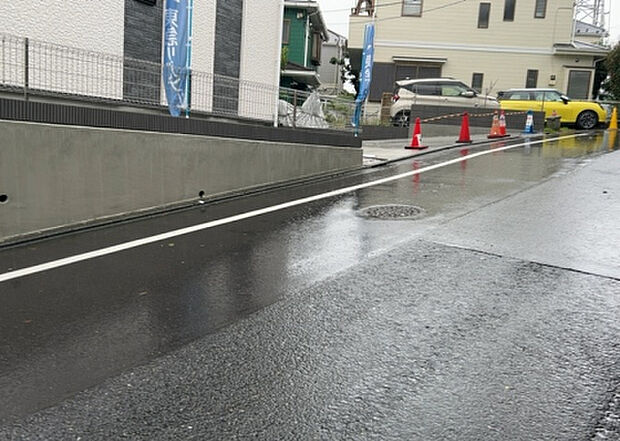 【前面道路含む現地写真_2】お持ちの車種によっては前面道路が広い方が便利でしょう。しかし、前面道路が広ければその分交通量が多くなるため、騒音などが気になる場合があります。実際に現地を見学し、周辺交通量や騒音などを確認しましょう!