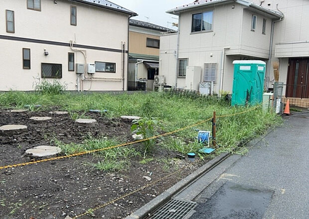 【前面道路含む現地写真_2】お持ちの車種によっては前面道路が広い方が便利でしょう。しかし、前面道路が広ければその分交通量が多くなるため、騒音などが気になる場合があります。実際に現地を見学し、周辺交通量や騒音などを確認しましょう！