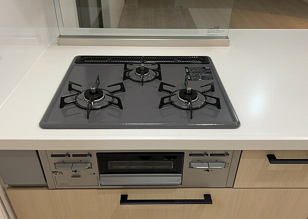 【キッチンコンロ】キッチンコンロは、料理の質を大きく左右する重要な設備です。火力調整のしやすさ、グリル機能の有無、安全装置の充実度など、選ぶポイントがたくさんあります。特に、IHクッキングヒーターは、お手入れのしやすさや安全性が高く、近年人気が高まっています。