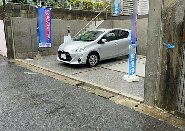 【前面道路含む現地写真_2】お持ちの車種によっては前面道路が広い方が便利でしょう。しかし、前面道路が広ければその分交通量が多くなるため、騒音などが気になる場合があります。実際に現地を見学し、周辺交通量や騒音などを確認しましょう！
