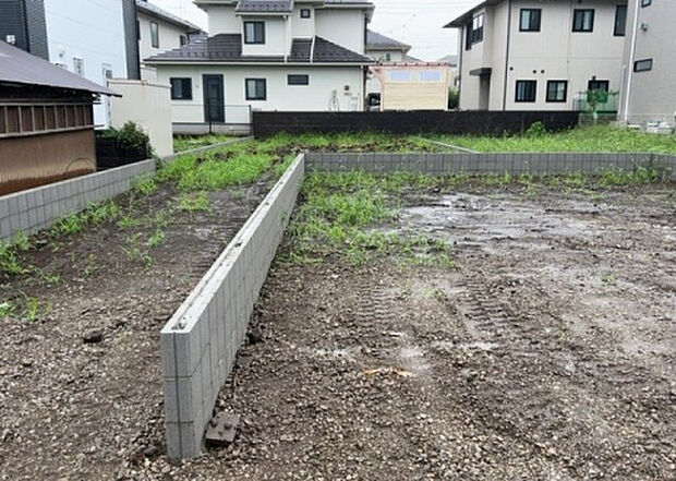 【庭_2】庭のある家に住むことのメリットとして、子どもたちの遊び場を確保できること、ガーデニングや家庭菜園を楽しめること、明るさを確保できることがあります。また、配置を工夫することでプライバシーが確保できます。