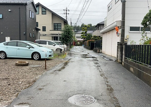 【前面道路含む現地写真_2】前面道路の幅員や歩道の有無、近隣の建物との距離感などは、実際の生活の利便性や安全性に大きく影響します。複数のアングルから前面道路の状況を確認することで、より具体的に生活イメージを描けます。