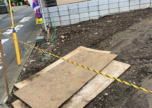 【庭】庭があることでガーデニングや家庭菜園はもちろん、こどもの遊び場やペットを放して遊ぶことができます。また、家の周囲に余裕があるということです。隣地との間があれば、十分な日当たりと、風通しが確保できます。