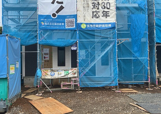 【庭_2】庭のある家に住むことのメリットとして、子どもたちの遊び場を確保できること、ガーデニングや家庭菜園を楽しめること、明るさを確保できることがあります。また、配置を工夫することでプライバシーが確保できます。