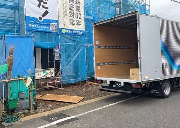 【前面道路含む現地写真_2】前面道路の幅員や歩道の有無、近隣の建物との距離感などは、実際の生活の利便性や安全性に大きく影響します。複数のアングルから前面道路の状況を確認することで、より具体的に生活イメージを描けます。