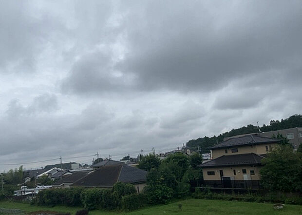 【物件からの展望】眺望を気にして物件を探す場合、前面に建物が建っていないか現地で確認しましょう!前面に建物があると景色はもちろん、日当たりや風通しにも影響が出てきます。住んだ時のことを想像しながら現地見学をしましょう。