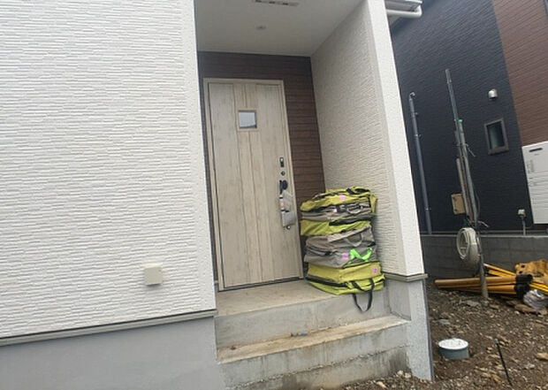 【玄関】玄関は家の顔でもあり、家族以外の目にも止まる場所です。玄関は外との間を仕切る扉、靴などをしまっておく収納スペース、靴脱ぎのたたきスペース、来客とのやり取りをするドアホンなど複数のアイテムからなります。