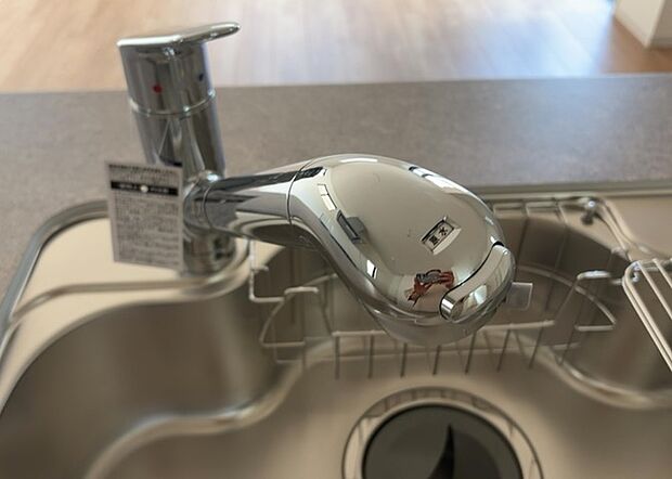 【キッチン水栓】キッチン水栓は、毎日必ず使うものだからこそ、使いやすさが重要です。シャワーヘッドの切り替えがスムーズか、吐水量が調節できるか、水しぶきが飛び散りにくい構造か、浄水機能が付いているかなど、日々の家事を快適にするための機能が数多くあります。また、デザインも多種多様なので、キッチン全体の雰囲気に合わせたものを選ぶことができます。