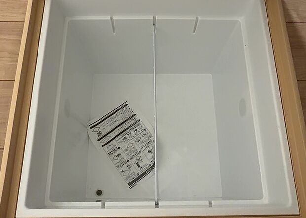 【キッチン床下収納】キッチン床下収納は、調理器具や食器などをスッキリと収納できる便利なスペースです。収納量が多いもの、引き出しがスムーズに開閉するものなど、使い勝手の良いものを選ぶことが大切です。また、湿気がこもりやすい場所なので、通気性の良いものを選ぶこともおすすめです。