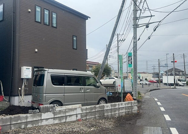 【前面道路含む現地写真_2】お持ちの車種によっては前面道路が広い方が便利でしょう。しかし、前面道路が広ければその分交通量が多くなるため、騒音などが気になる場合があります。実際に現地を見学し、周辺交通量や騒音などを確認しましょう！