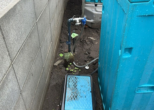 【その他設備】敷地内には、散水栓や立水栓があります。水道水を直接利用できるため、水を運ぶ手間を省くことが出来ます。大量の水を必要とする洗車作業や清掃などに役立ちます。その他設備とあわせて、現地でご確認ください。