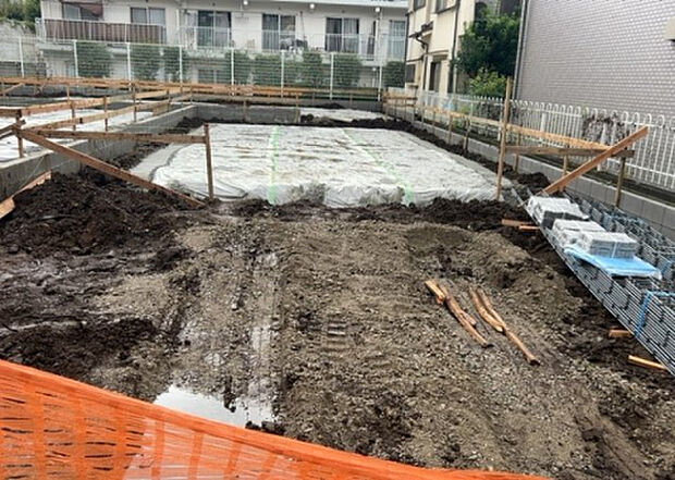 【駐車場】駐車場と明記されていても、最小スペースでつくられた駐車場だと大型車は駐車できなかったり、出入りしにくくなったりする可能性があります。お車のサイズと購入したい物件の駐車場のサイズを現地で確認しましょう。