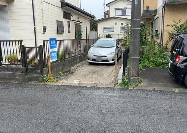 【前面道路含む現地写真_2】お持ちの車種によっては前面道路が広い方が便利でしょう。しかし、前面道路が広ければその分交通量が多くなるため、騒音などが気になる場合があります。実際に現地を見学し、周辺交通量や騒音などを確認しましょう!