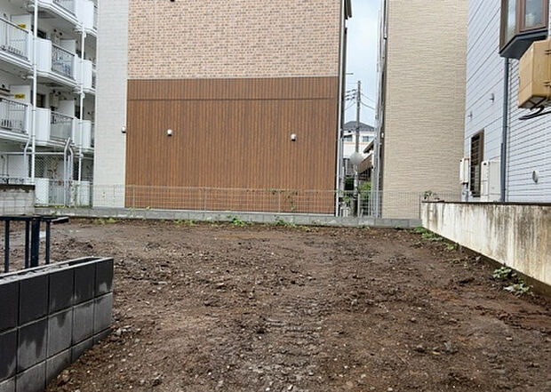 【玄関_2】玄関は、狭すぎると複数人で使いにくく、広すぎても無駄な空間になりがちです。最低2畳を目安にして、家の広さとの兼ね合いや家族の人数を考慮して決めるとよいでしょう。現地を見学して快適な玄関を選びましょう!