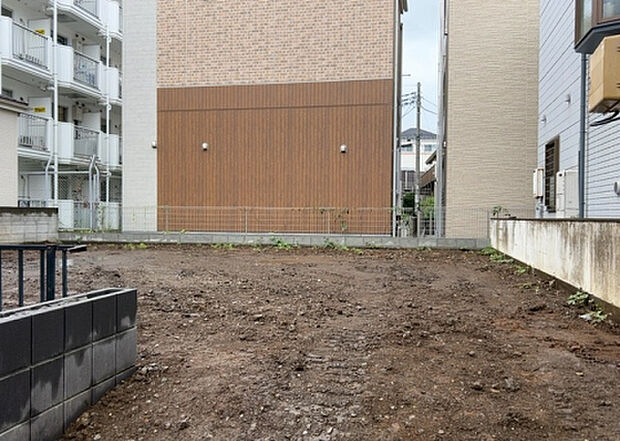 【庭】庭があることでガーデニングや家庭菜園はもちろん、こどもの遊び場やペットを放して遊ぶことができます。また、家の周囲に余裕があるということです。隣地との間があれば、十分な日当たりと、風通しが確保できます。