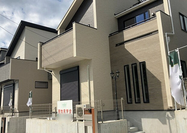 【外観_3】現地に行くなら、物件の周囲の地形がどうなっているかを見ることも大切です。周辺より低くなっている土地では、大雨などで水が集まりやすいため、地盤が弱くなっているということも考えられるため、注意が必要です。