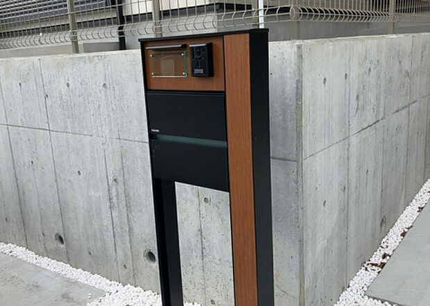 【その他設備】敷地内には、散水栓や立水栓があります。水道水を直接利用できるため、水を運ぶ手間を省くことが出来ます。大量の水を必要とする洗車作業や清掃などに役立ちます。その他設備とあわせて、現地でご確認ください。