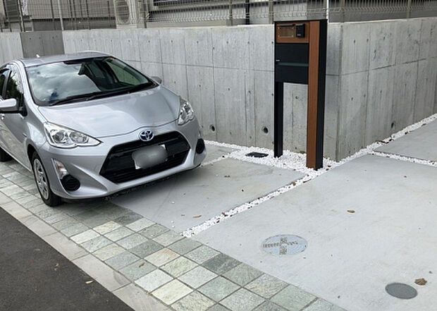 【駐車場_2】駐車場と明記されていても、最小スペースでつくられた駐車場だと大型車は駐車できなかったり、出入りしにくくなったりする可能性があります。お車のサイズと購入したい物件の駐車場のサイズを現地で確認しましょう。