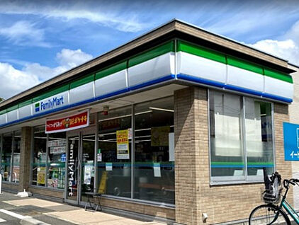 ファミリーマート　八王子下柚木二丁目店 595m(徒歩8分)