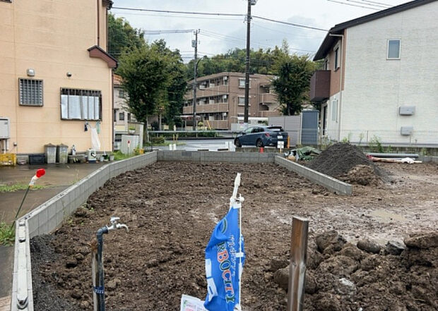 【外観_3】現地に行くなら、物件の周囲の地形がどうなっているかを見ることも大切です。周辺より低くなっている土地では、大雨などで水が集まりやすいため、地盤が弱くなっているということも考えられるため、注意が必要です。