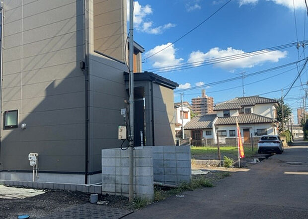 【前面道路含む現地写真_2】お持ちの車種によっては前面道路が広い方が便利でしょう。しかし、前面道路が広ければその分交通量が多くなるため、騒音などが気になる場合があります。実際に現地を見学し、周辺交通量や騒音などを確認しましょう!