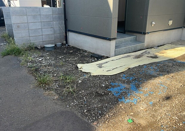 【庭】庭があることでガーデニングや家庭菜園はもちろん、こどもの遊び場やペットを放して遊ぶことができます。また、家の周囲に余裕があるということです。隣地との間があれば、十分な日当たりと、風通しが確保できます。