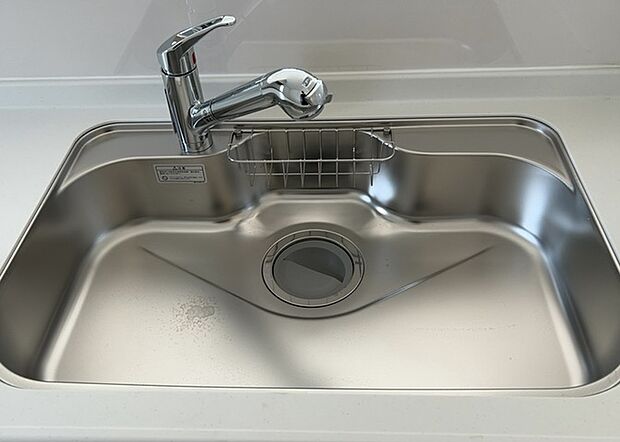 【キッチン水栓】キッチン水栓は、毎日必ず使うものだからこそ、使いやすさが重要です。シャワーヘッドの切り替えがスムーズか、吐水量が調節できるか、水しぶきが飛び散りにくい構造か、浄水機能が付いているかなど、日々の家事を快適にするための機能が数多くあります。また、デザインも多種多様なので、キッチン全体の雰囲気に合わせたものを選ぶことができます。