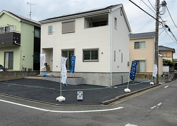 【前面道路含む現地写真_2】お持ちの車種によっては前面道路が広い方が便利でしょう。しかし、前面道路が広ければその分交通量が多くなるため、騒音などが気になる場合があります。実際に現地を見学し、周辺交通量や騒音などを確認しましょう!