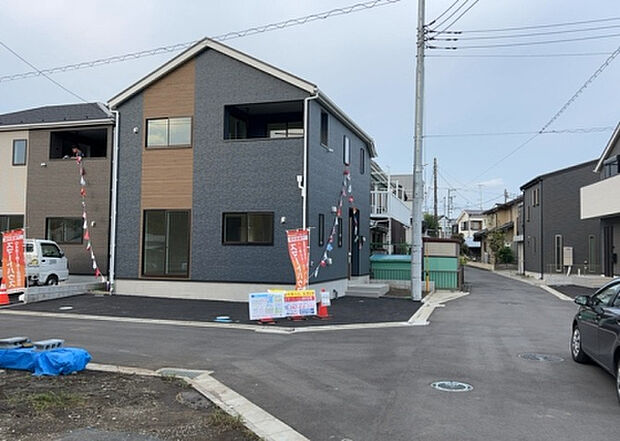 【前面道路含む現地写真_2】お持ちの車種によっては前面道路が広い方が便利でしょう。しかし、前面道路が広ければその分交通量が多くなるため、騒音などが気になる場合があります。実際に現地を見学し、周辺交通量や騒音などを確認しましょう！