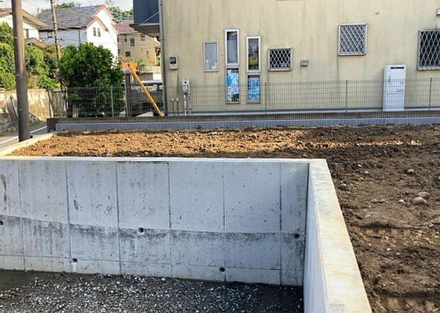 【庭_2】庭のある家に住むことのメリットとして、子どもたちの遊び場を確保できること、ガーデニングや家庭菜園を楽しめること、明るさを確保できることがあります。また、配置を工夫することでプライバシーが確保できます。