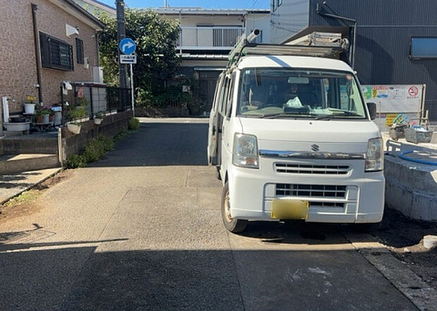 【前面道路含む現地写真_2】前面道路の幅員や歩道の有無、近隣の建物との距離感などは、実際の生活の利便性や安全性に大きく影響します。複数のアングルから前面道路の状況を確認することで、より具体的に生活イメージを描けます。