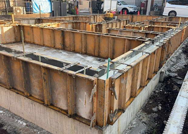 【構造・工法・仕様_2】ベタ基礎とは、柱の位置に関係なく全体に基礎がある事を指し、面積が大きい分建物の重さを全体に分散できます。また、地面からの湿気や害虫を遮断でき、木造住宅で心配されるシロアリ被害を防ぐ効果も期待できます。