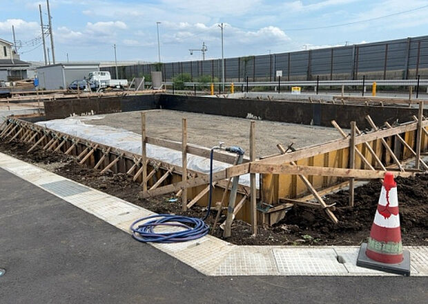 【玄関_2】玄関は、狭すぎると複数人で使いにくく、広すぎても無駄な空間になりがちです。最低2畳を目安にして、家の広さとの兼ね合いや家族の人数を考慮して決めるとよいでしょう。現地を見学して快適な玄関を選びましょう!