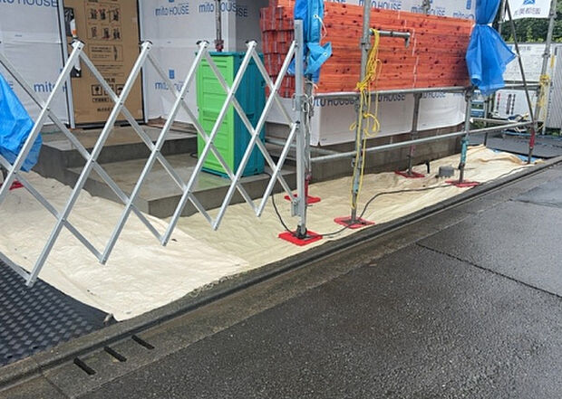 【庭_2】庭のある家に住むことのメリットとして、子どもたちの遊び場を確保できること、ガーデニングや家庭菜園を楽しめること、明るさを確保できることがあります。また、配置を工夫することでプライバシーが確保できます。