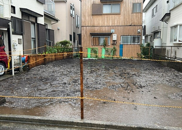 【外観_3】現地に行くなら、物件の周囲の地形がどうなっているかを見ることも大切です。周辺より低くなっている土地では、大雨などで水が集まりやすいため、地盤が弱くなっているということも考えられるため、注意が必要です。