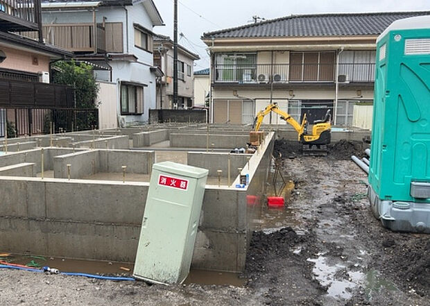 【外観_3】現地に行くなら、物件の周囲の地形がどうなっているかを見ることも大切です。周辺より低くなっている土地では、大雨などで水が集まりやすいため、地盤が弱くなっているということも考えられるため、注意が必要です。