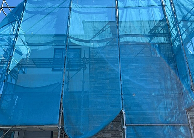 【内装】建物の上下階の通路である階段は、その位置によって動線や室内の印象が大きく左右されます。手摺にも重要な役割があり、転倒の防止・歩行や動作を円滑にして日常生活を支えることを主な目的として設置されています。
