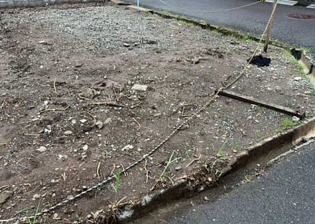 【その他設備】敷地内には、散水栓や立水栓があります。水道水を直接利用できるため、水を運ぶ手間を省くことが出来ます。大量の水を必要とする洗車作業や清掃などに役立ちます。その他設備とあわせて、現地でご確認ください。
