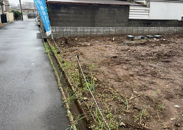 【庭_2】庭のある家に住むことのメリットとして、子どもたちの遊び場を確保できること、ガーデニングや家庭菜園を楽しめること、明るさを確保できることがあります。また、配置を工夫することでプライバシーが確保できます。
