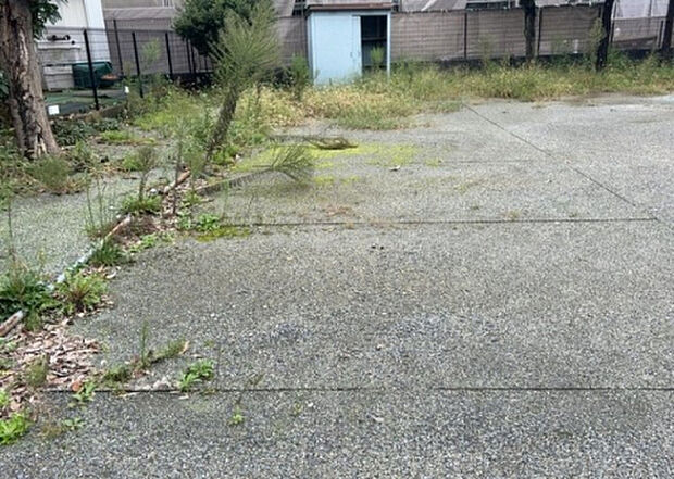 【構造・工法・仕様_2】ベタ基礎とは、柱の位置に関係なく全体に基礎がある事を指し、面積が大きい分建物の重さを全体に分散できます。また、地面からの湿気や害虫を遮断でき、木造住宅で心配されるシロアリ被害を防ぐ効果も期待できます。
